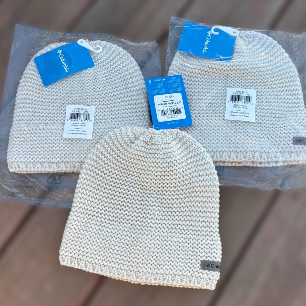 New with tags! Columbia Cream Knit Beanie • Women’s or Junior’s Sweater Like